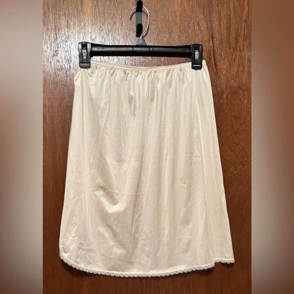 Vintage Vanity Fair Cream 1/2 Slip Size M. Nylon. Knee length.